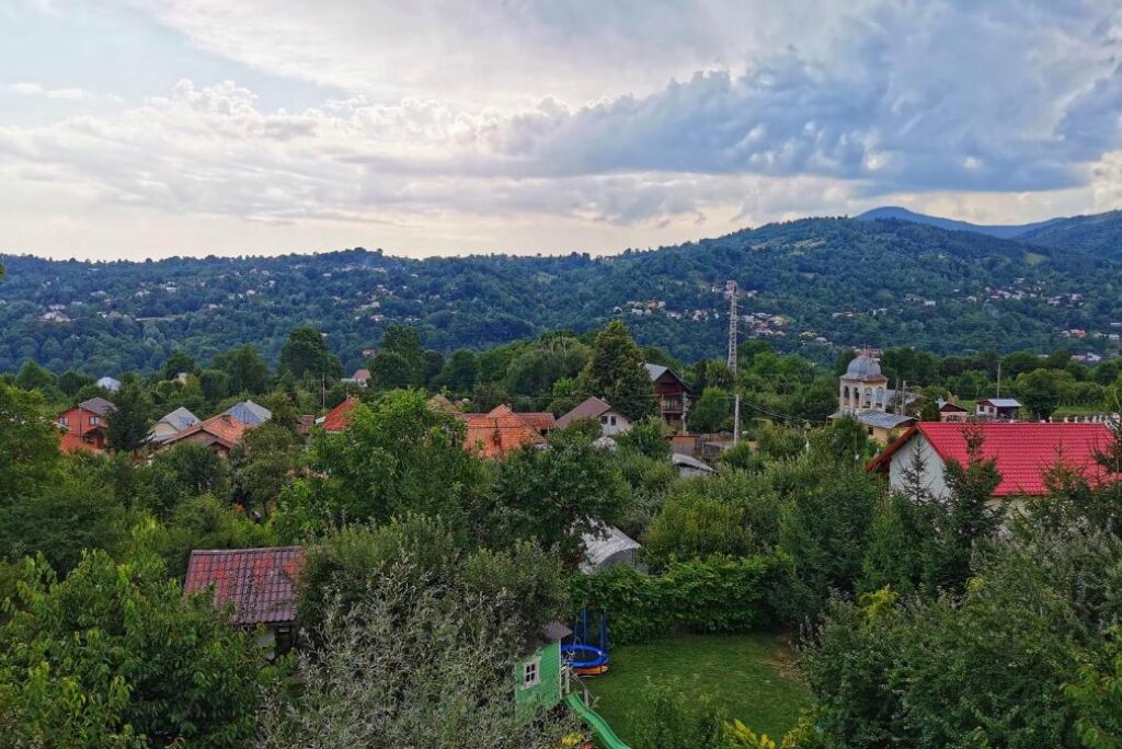 Cazare și Vizitare Comarnic: Trasee de Munte și Mănăstiri Istorice